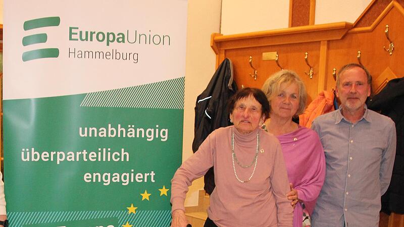 Vorsitzender Christof Hirt (r,) dankte für 20-jährige Treue zur Europa Union (v.l.) Käthe Schaupp und Eva-Maria Sweet .