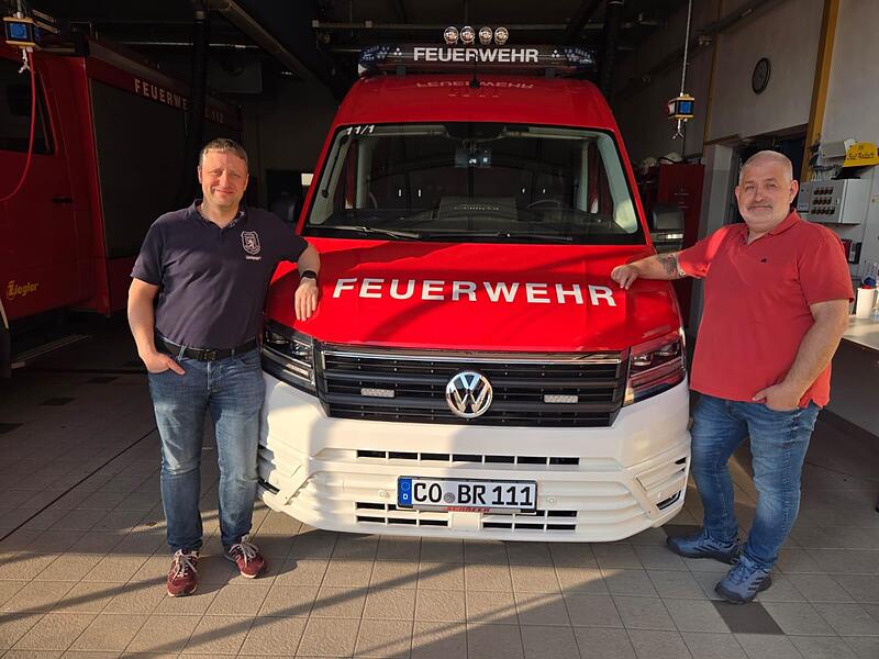 Manuel H&uuml;bsch und Peter Sch&auml;tzlein vor einem Feuerwehrauto in Bad Rodach.