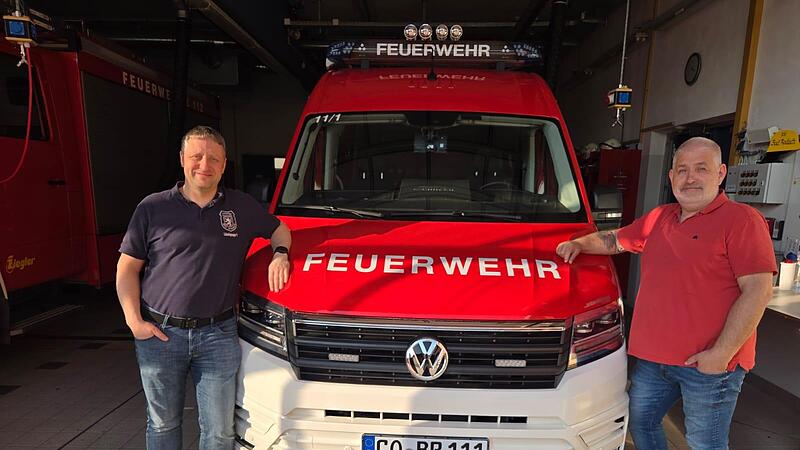 Manuel H&uuml;bsch und Peter Sch&auml;tzlein vor einem Feuerwehrauto in Bad Rodach.