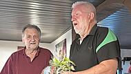 Egon Neder (re.) erh&auml;lt zum Dank einen Pr&auml;sentkorb.