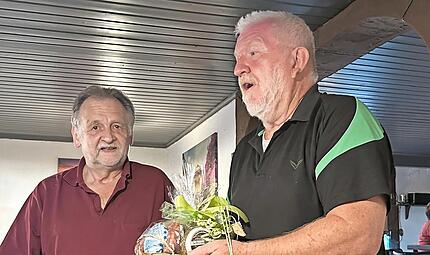 Egon Neder (re.) erhält zum Dank einen Präsentkorb. Egon Neder (re.) erhält zum Dank einen Präsentkorb.