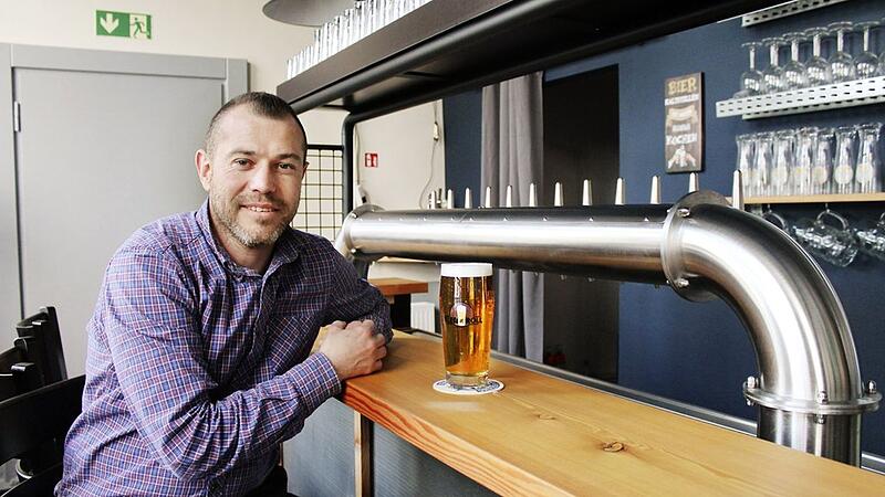 Betreiber David Amann schlürft Bier in seinem Lokal „Bier’n’Roll“.