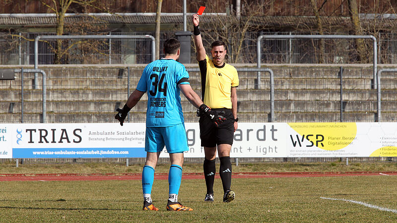 Benedikt Willert l&auml;sst sich vor dem Pausenpfiff zu einem Sto&szlig; mit der Schulter hinrei&szlig;en. Elfmeter und Rot besiegeln das 0:2 gegen T&uuml;rkg&uuml;c&uuml;.