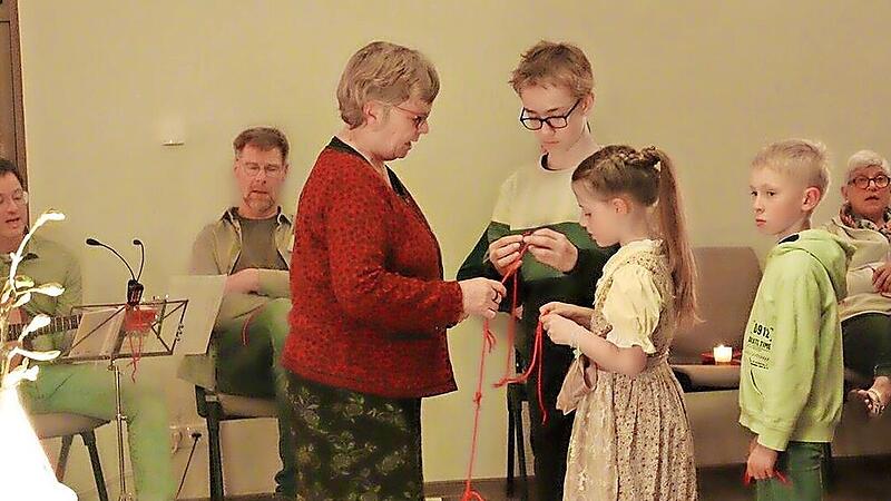 Gemeinsam knüpften alle wieder am roten Faden – der Verbindung zu Gott – an und sprachen laut aus, wo sie diese Verbindung in ihrem Leben erfahren. Gemeinsam knüpften alle wieder am roten Faden – der Verbindung zu Gott – an und sprachen laut aus, wo sie diese Verbindung in ihrem Leben erfahren.