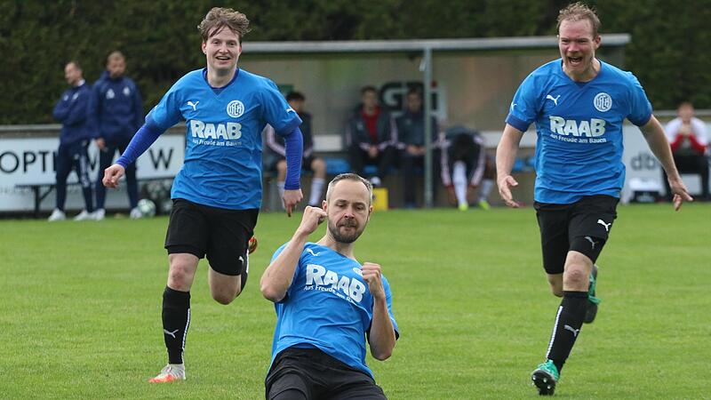 Michael Thomann bejubelt seinen Treffer zum 1:0 per direktem Freisto&szlig; in den Torwinkel.