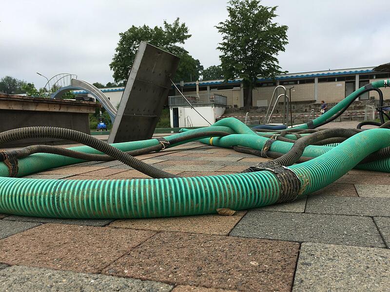 Das verschmutzte Wasser im Ebracher Naturbad wird abgesaugt und zur Filteranlage gepumpt. Das verschmutzte Wasser im Ebracher Naturbad wird abgesaugt und zur Filteranlage gepumpt.