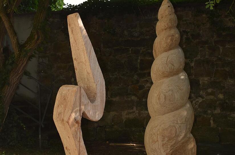 Die Saale Mäander bei Aura (links) wurden gefertigt von Annette Scheder (links). Eine Schnecke der Gattung Loxonema (rechts) kreierte Kathrin Hubl.