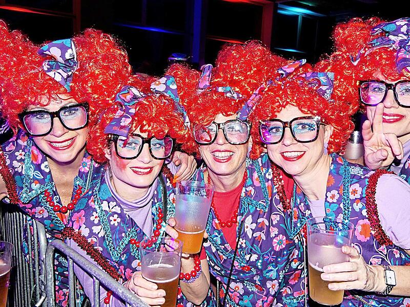 Die Sander Chicksen waren als Putzfrauen unterwegs und verbreiteten gute Laune.