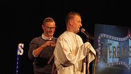 Entfesselungstrick a la Harry Houdini. Publikumsassistent Thomas hilft dem Magier.