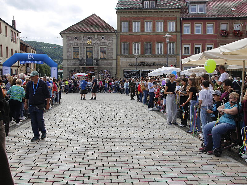 Zieleinfahrt der BR-Radltour 2025 in Hammelburg am MarktplatzZieleinfahrt der BR-Radltour 2025 in Hammelburg am Marktplatz