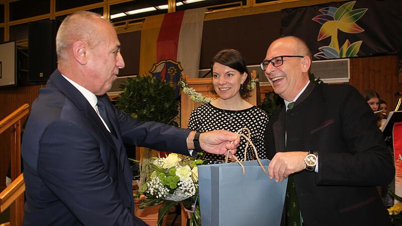 Bürgermeister Robert Hümmer (links) bedankte sich bei Emmi Zeulner und Landrat Christian Meißner für ihr Kommen.