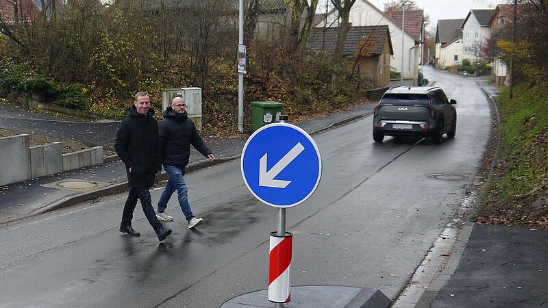 Als würde der Pfeil zeigen, wo es für Fußgänger langgeht: Bernd Höfer (links) und Patrick Härter freuen sich, dass Fußgänger in Beuerfeld sicherer als bisher die Kreisstraße CO 17 überqueren können.