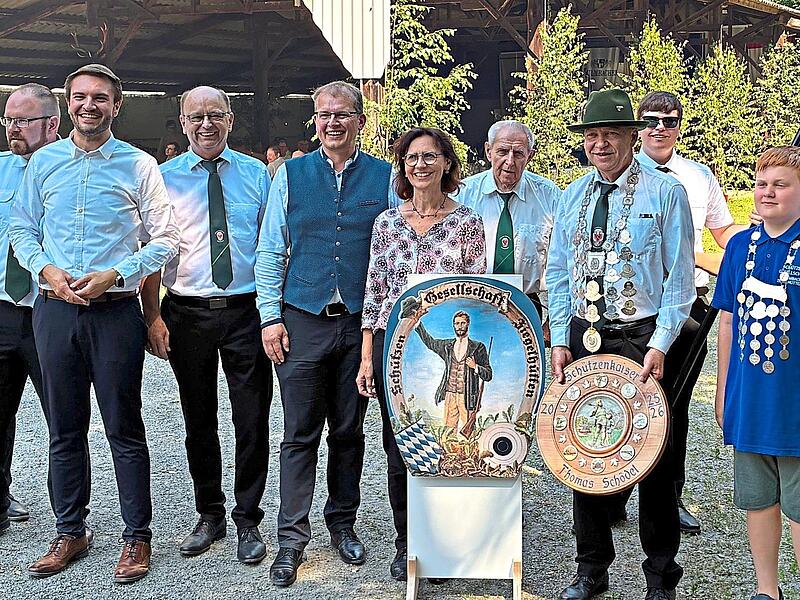 Zur Kaiserabholung kamen (von links) Fahnentr&auml;ger Manuel Schnitzler vom Patenverein Stadtsteinach, der Vorsitzende des Patenvereins Thomas Kiessling, Landrat Jonas Gleich, Vorsitzender Ronald Meisel, Oberb&uuml;rgermeister Ralf Hartnack, Gemeindepfarre...