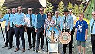 Zur Kaiserabholung kamen (von links) Fahnentr&auml;ger Manuel Schnitzler vom Patenverein Stadtsteinach, der Vorsitzende des Patenvereins Thomas Kiessling, Landrat Jonas Gleich, Vorsitzender Ronald Meisel, Oberb&uuml;rgermeister Ralf Hartnack, Gemeindepfarre...