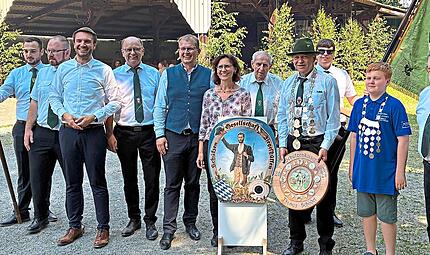 Zur Kaiserabholung kamen (von links) Fahnenträger Manuel Schnitzler vom Patenverein Stadtsteinach, der Vorsitzende des Patenvereins Thomas Kiessling, Landrat Jonas Gleich, Vorsitzender Ronald Meisel, Oberbürgermeister Ralf Hartnack, Gemeindepfarre... Zur Kaiserabholung kamen (von links) Fahnenträger Manuel Schnitzler vom Patenverein Stadtsteinach, der Vorsitzende des Patenvereins Thomas Kiessling, Landrat Jonas Gleich, Vorsitzender Ronald Meisel, Oberbürgermeister Ralf Hartnack, Gemeindepfarre...