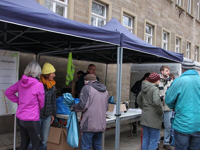 Ramadama Aufräumaktion am 14. März in MünnerstadtRamadama Aufräumaktion am 14. März in Münnerstadt Am Ende sammelten sich alle wieder am Stenayer Platz.