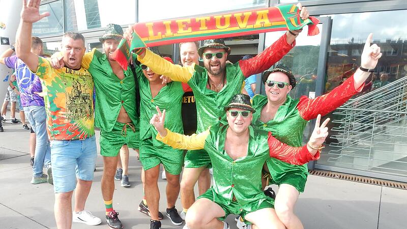 Maßgeschneiderte Anzüge in Grün mit roten und gelben Ärmeln mit den passenden Hüten trägt diese Gruppe, deren Mitglieder aus Kaunas, Vilinius und Klaipeda kommen.