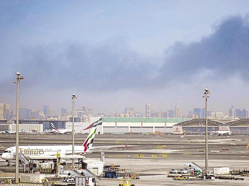 Nach einem iranischen Angriff ist am Flughafen von Dubai eine Rauchwolke zu sehen.