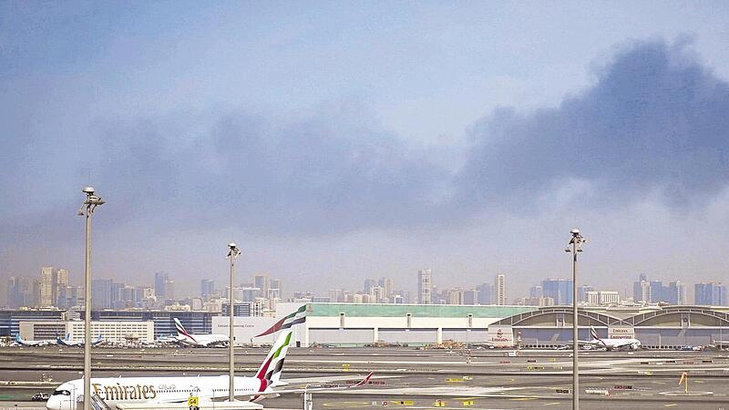 Nach einem iranischen Angriff ist am Flughafen von Dubai eine Rauchwolke zu sehen. Nach einem iranischen Angriff ist am Flughafen von Dubai eine Rauchwolke zu sehen.