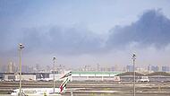 Nach einem iranischen Angriff ist am Flughafen von Dubai eine Rauchwolke zu sehen.
