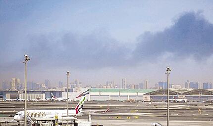 Nach einem iranischen Angriff ist am Flughafen von Dubai eine Rauchwolke zu sehen.