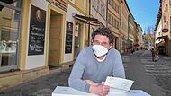 Thomas Haberkamp weiß nicht, wann er wieder Stühle für seine Gäste vor dem Café in der Keßlerstraße aufstellen kann – trotzdem will die Stadt im Voraus Geld.