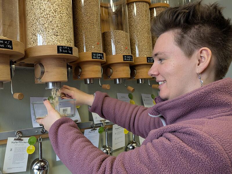 Volont&auml;rin Nele Nitschky hat f&uuml;r ihren Selbstversuch den Einkauf in Bayreuths Hamsterbacke - einem Unverpacktladen - getestet.