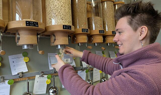 Volontärin Nele Nitschky hat für ihren Selbstversuch den Einkauf in Bayreuths Hamsterbacke - einem Unverpacktladen - getestet. Volontärin Nele Nitschky hat für ihren Selbstversuch den Einkauf in Bayreuths Hamsterbacke - einem Unverpacktladen - getestet.