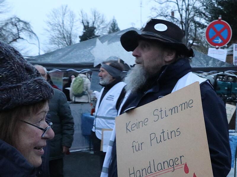 Die &bdquo;Omas und Opas gegen Rechts&ldquo; Kronach demonstrierten mit vielen Unterst&uuml;tzern in Stockheim gegen die AfD-Dreik&ouml;nigsveranstaltung in der &bdquo;Alten Zeche&ldquo;.