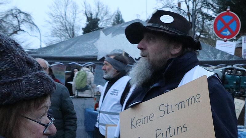 Die &bdquo;Omas und Opas gegen Rechts&ldquo; Kronach demonstrierten mit vielen Unterst&uuml;tzern in Stockheim gegen die AfD-Dreik&ouml;nigsveranstaltung in der &bdquo;Alten Zeche&ldquo;.