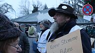 Omas und Opas gegen Rechts Gegendemo Stockheim ( Die „Omas und Opas gegen Rechts“ Kronach demonstrierten mit vielen Unterstützern in Stockheim gegen die AfD-Dreikönigsveranstaltung in der „Alten Zeche“.