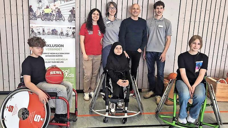 Bei der &Uuml;bergabe des Sportrollstuhls freute sich Amira (Mitte) sehr, weil sie nun sportlich aktiver sein kann.