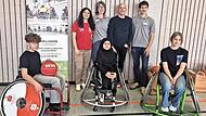 Bei der &Uuml;bergabe des Sportrollstuhls freute sich Amira (Mitte) sehr, weil sie nun sportlich aktiver sein kann.