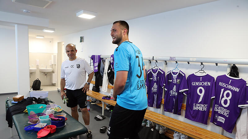 Benedikt Willert (vorne) und Torwarttrainer Christian Cana sind happy: Am Samstag gegen Greuther F&uuml;rth konnte der FC Eintracht Bamberg endlich seine Kabinen wieder nutzen.