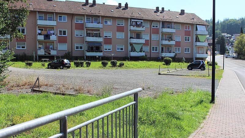 Auf der Parkfl&auml;che in der D&uuml;sseldorfer Stra&szlig;e plant eine Immobiliengesellschaft neue Mehrfamilienh&auml;user.