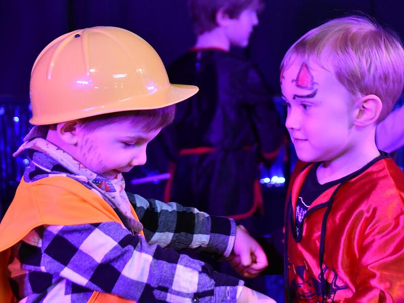 Die fantasievollsten Kostüme waren am Faschingsdienstag zu sehen – und die Kinder hatten großen Spaß bei Spielen und Wettbewerben.2024 Kinderfasching Landkreis