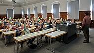 140 wissbegierigen Forscherinnen und Forscher haben den Auftakt der Kinder-Uni Bamberg besucht.