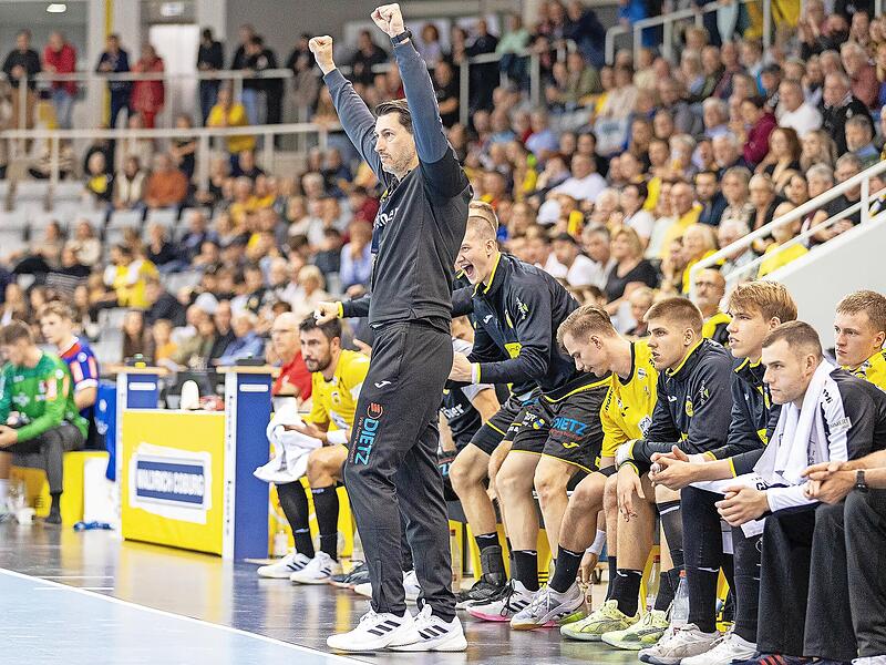 Jubelpose: HSC-Trainer Anel Mahmutefendic (hier gegen Balingen) lobt seine Spieler für den erfolgreichen Auftritt in Hüttenberg. Jubelpose: HSC-Trainer Anel Mahmutefendic (hier gegen Balingen) lobt seine Spieler für den erfolgreichen Auftritt in Hüttenberg.