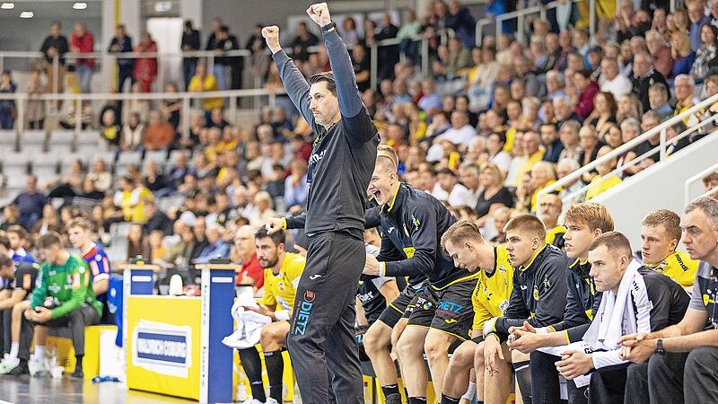 Jubelpose: HSC-Trainer Anel Mahmutefendic (hier gegen Balingen) lobt seine Spieler f&uuml;r den erfolgreichen Auftritt in H&uuml;ttenberg.