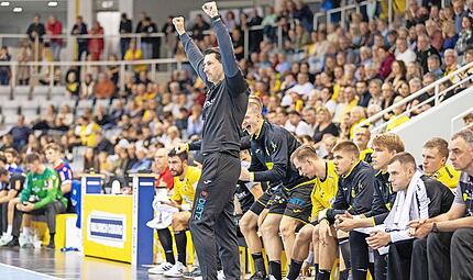 Jubelpose: HSC-Trainer Anel Mahmutefendic (hier gegen Balingen) lobt seine Spieler f&uuml;r den erfolgreichen Auftritt in H&uuml;ttenberg.