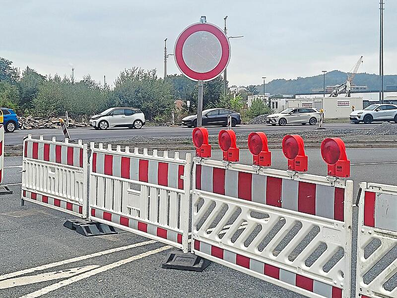Für den Bau der Stichstraße, über die der Campus angeschlossen wird, wurde der Verkehr auf eine Bedarfsumfahrung umgeleitet.Alexander Hartmann Für den Bau der Stichstraße, über die der Campus angeschlossen wird, wurde der Verkehr auf eine Bedarfsumfahrung umgeleitet.Alexander Hartmann