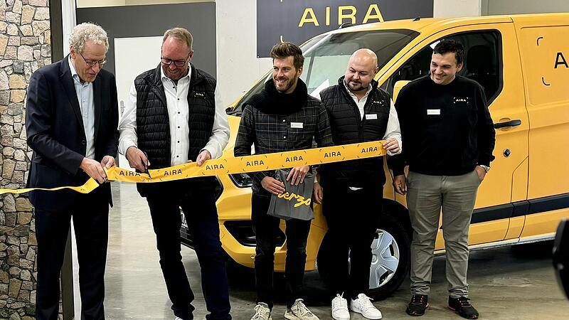 Bürgermeister German Hacker (Dritter von links) und Claus Rottmann (Vierter von links) eröffnen den Aira-Standort Herzogenaurach. Bürgermeister German Hacker (links) und Claus Rottmann (Zweiter von links) eröffnen den Aira-Standort Herzogenaurach.