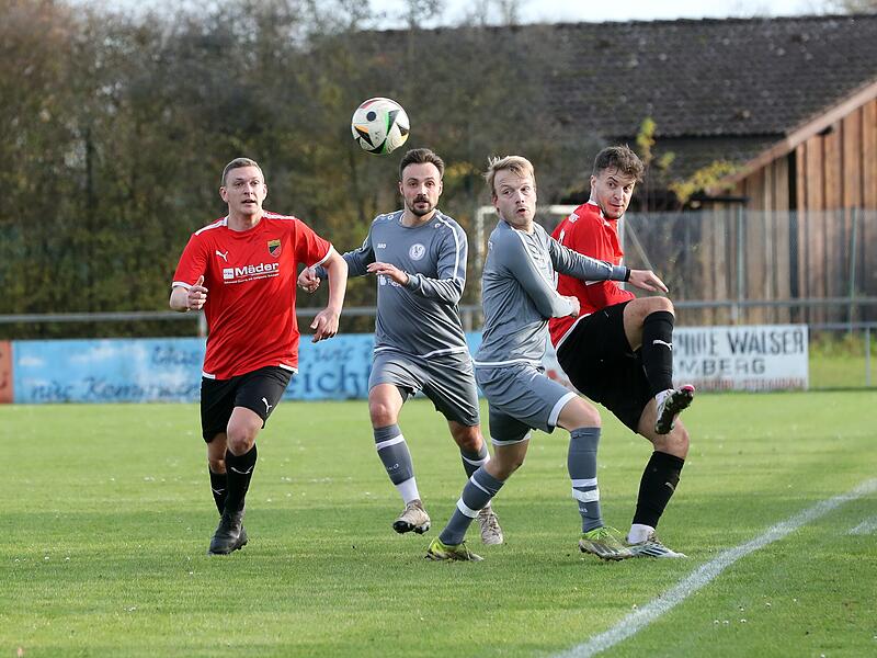 Alle Blicke gehen zum Ball: Die Strullendorfer Johannes Kunert (links) und Pascal Schneider (rechts) sowie die Kemmerner Michael Benoit (Zweiter von links) und Julian Schnapp (Zweiter von rechts) haben das Spielgerät fest im Visier.