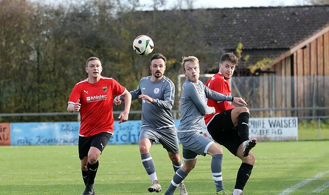 Alle Blicke gehen zum Ball: Die Strullendorfer Johannes Kunert (links) und Pascal Schneider (rechts) sowie die Kemmerner Michael Benoit (Zweiter von links) und Julian Schnapp (Zweiter von rechts) haben das Spielgerät fest im Visier.