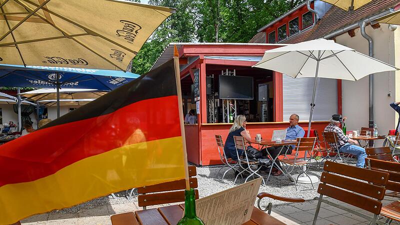 Ein Blick in den Garten vom Bootshaus im Hain