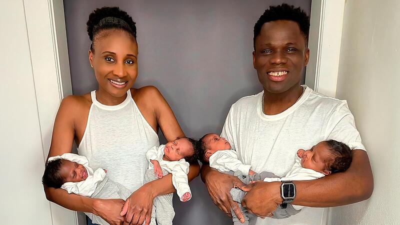 Zwei M&auml;dchen und zwei Jungen auf einen Streich machen das Familiengl&uuml;ck dieser Eltern aus Lauf an der Pegnitz  perfekt.