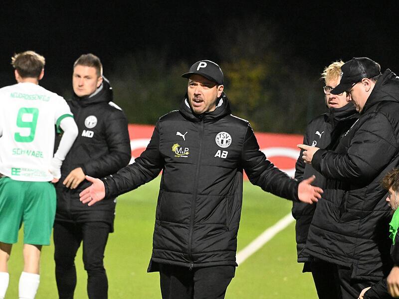 Sport Fußball Saison 2025 / 2026 Bayernliga Nord  15. Spieltag am Freitag  24.10.2025 Spielort  Neudrossenfeld  Sportpark Am Weinberg  Kunstrasenplatz  Spielbeginn 19.00 h  TSV Neudrossenfeld  gegen  SpVgg Bayern Hof Halbzeitergebnis Andreas Baumer Train