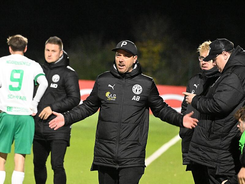 Sport Fußball Saison 2025 / 2026 Bayernliga Nord  15. Spieltag am Freitag  24.10.2025 Spielort  Neudrossenfeld  Sportpark Am Weinberg  Kunstrasenplatz  Spielbeginn 19.00 h  TSV Neudrossenfeld  gegen  SpVgg Bayern Hof Halbzeitergebnis Andreas Baumer Train