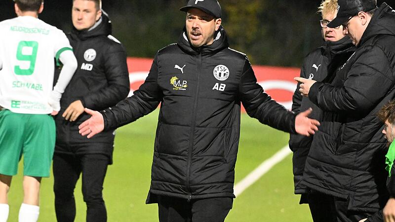 Sport Fußball Saison 2025 / 2026 Bayernliga Nord  15. Spieltag am Freitag  24.10.2025 Spielort  Neudrossenfeld  Sportpark Am Weinberg  Kunstrasenplatz  Spielbeginn 19.00 h  TSV Neudrossenfeld  gegen  SpVgg Bayern Hof Halbzeitergebnis Andreas Baumer Train