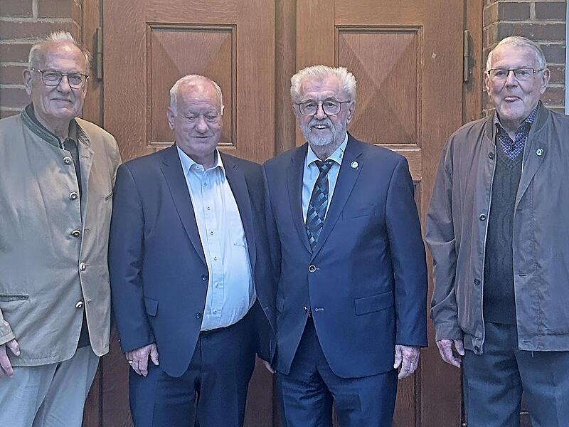 Mitglieder des F&ouml;rdervereins &bdquo;Chorakademie Wei&szlig;enohe&ldquo; begl&uuml;ckw&uuml;nschen den Altb&uuml;rgermeister (v.&nbsp;l.): Eduard N&ouml;th, Rudolf Braun, Herbert Meier und Manfred Reichl.